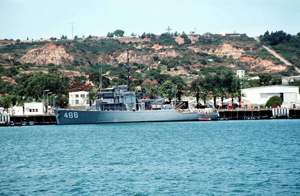 USS Conquest (MSO-488) docked at San Diego, California (USA), on 16 July 1993 (6489162)