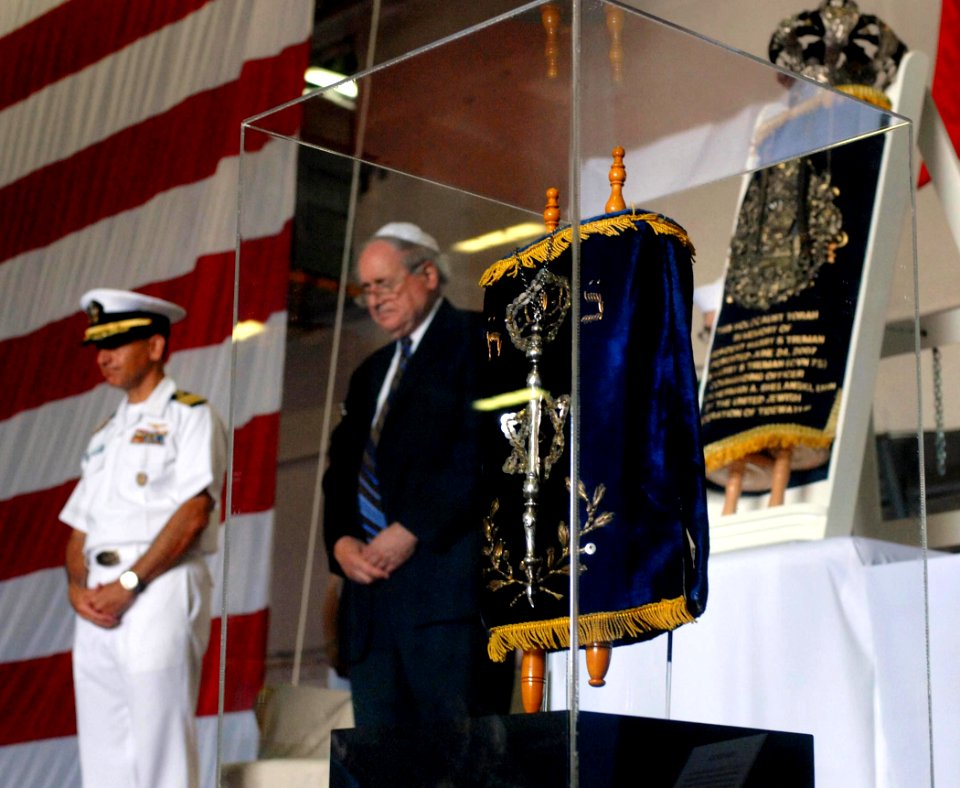 US Navy 070624-N-5345W-072 USS Harry S. Truman (CVN 75) Commanding Officer, Capt. Herman Shelanski, left, and Michigan Senator Carl Levin (D), Chairman of the Senate Armed Services Committee, bow their heads in prayer