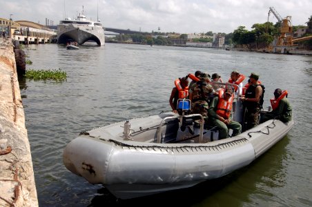 US Navy 070627-N-0989H-046 U.S. service member attached to the Navy Expeditionary Training Command (ETC) and the U.S. Coast Guard International Training Division conduct approach drills with members from the Dominican Republic