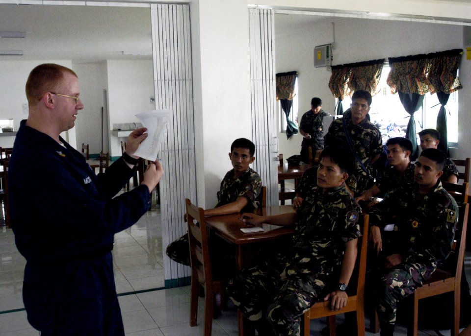 US Navy 070627-N-1752H-001 Mass Communication Specialist 1st Class Jason McKnight lectures sailors and soldiers from the Armed Forces of the Philippines on electronic news gathering techniques during a photography seminar