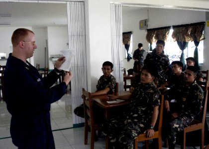 US Navy 070627-N-1752H-001 Mass Communication Specialist 1st Class Jason McKnight lectures sailors and soldiers from the Armed Forces of the Philippines on electronic news gathering techniques during a photography seminar