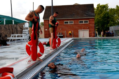 US Navy 070625-N-3642E-366 Marine Corps recruits work together to complete the Combat Water Survival Course at Marine Corps Recruit Depot, Parris Island