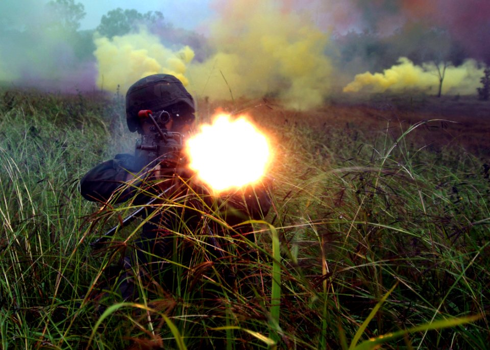 US Navy 070626-N-4965F-018 An Australian army Soldier fires his weapon during a training exercise in support of Exercise Talisman Saber 2007 (TS07)