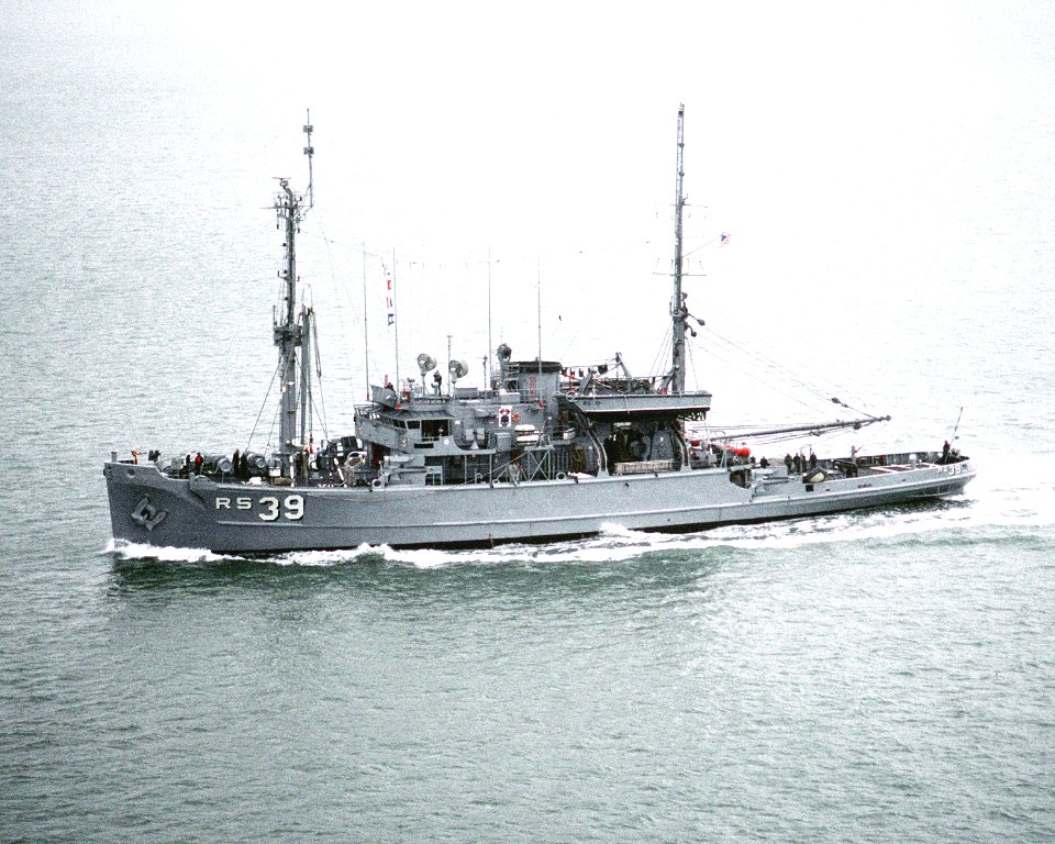 USS Conserver (ARS-39) underway in San Francisco Bay on 25 July 1992 (6480676)
