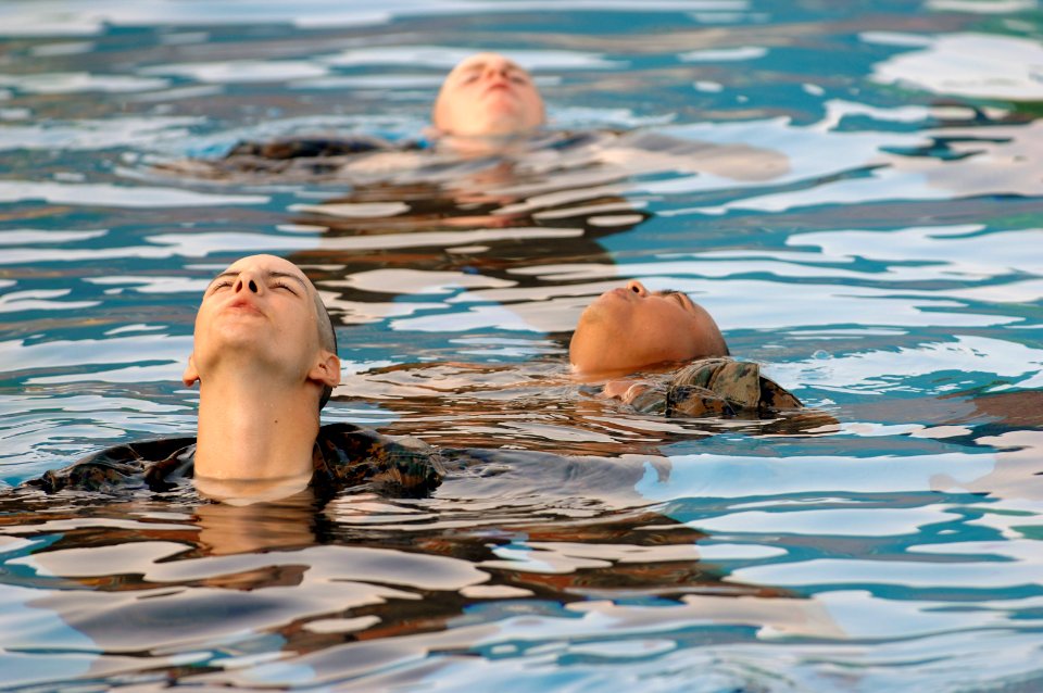 US Navy 070625-N-3642E-352 Marine Corps recruits work together to complete the Combat Water Survival Course at Marine Corps Recruit Depot, Parris Island