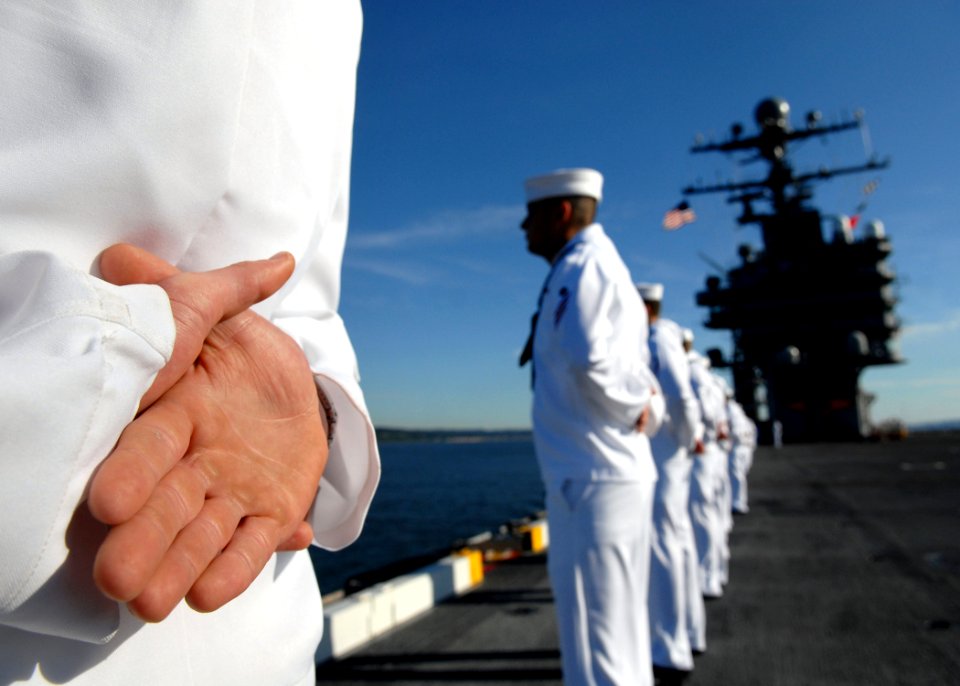 US Navy 070630-N-7981E-203 Sailors man the rails as Nimitz-class aircraft carrier USS Abraham Lincoln (CVN 72) pulls into her homeport at Naval Station Everett