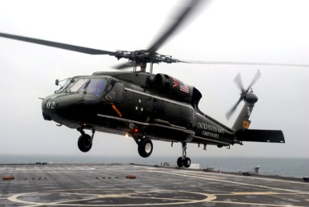 US Navy 070625-N-5067K-015 An SH-60F Seahawk, attached to the Warlords of Helicopter Antisubmarine Squadron Light (HSL) 51, lands aboard amphibious transport dock USS Juneau (LPD 10) for refueling while carrying Australian Army