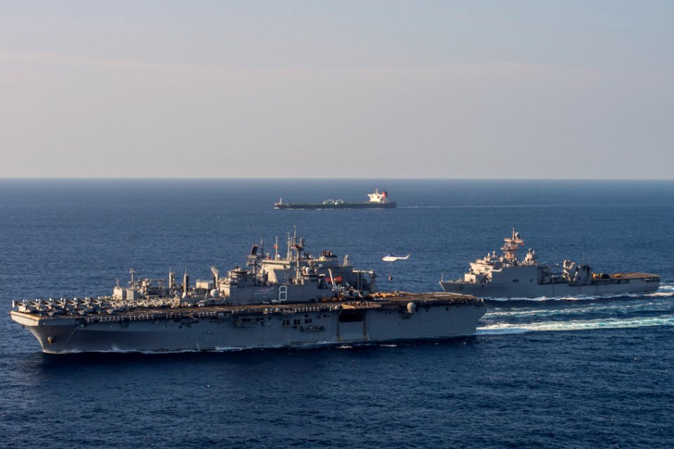 USS Comstock replenishes from USNS Carl Brashear. (16106374168)
