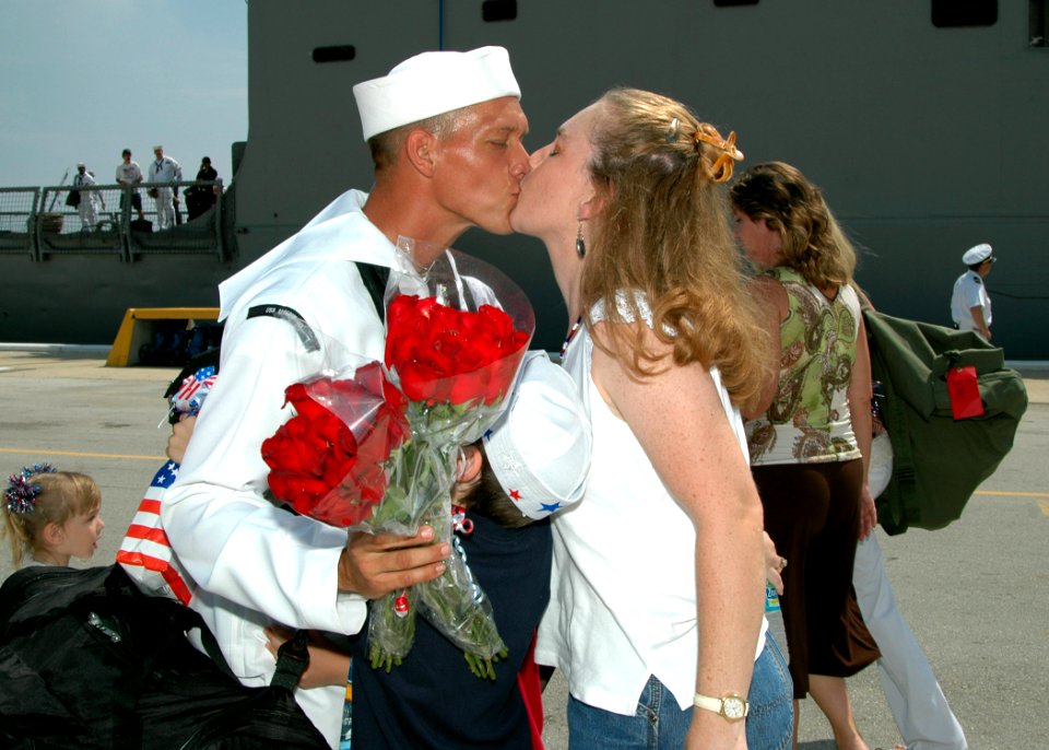 US Navy 070702-N-1522S-100 Boatswain's Mate 2nd Class John Acheson is greeted with a kiss by his wife during the homecoming of guided-missile frigate USS Underwood (FFG 36)