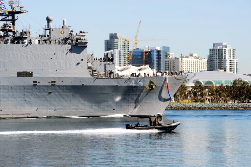 USS Comstock 150225-N-DH124-140