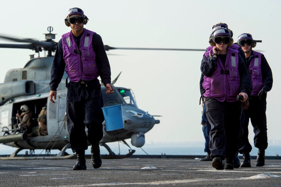 USS Comstock operations 141216-N-CU914-210