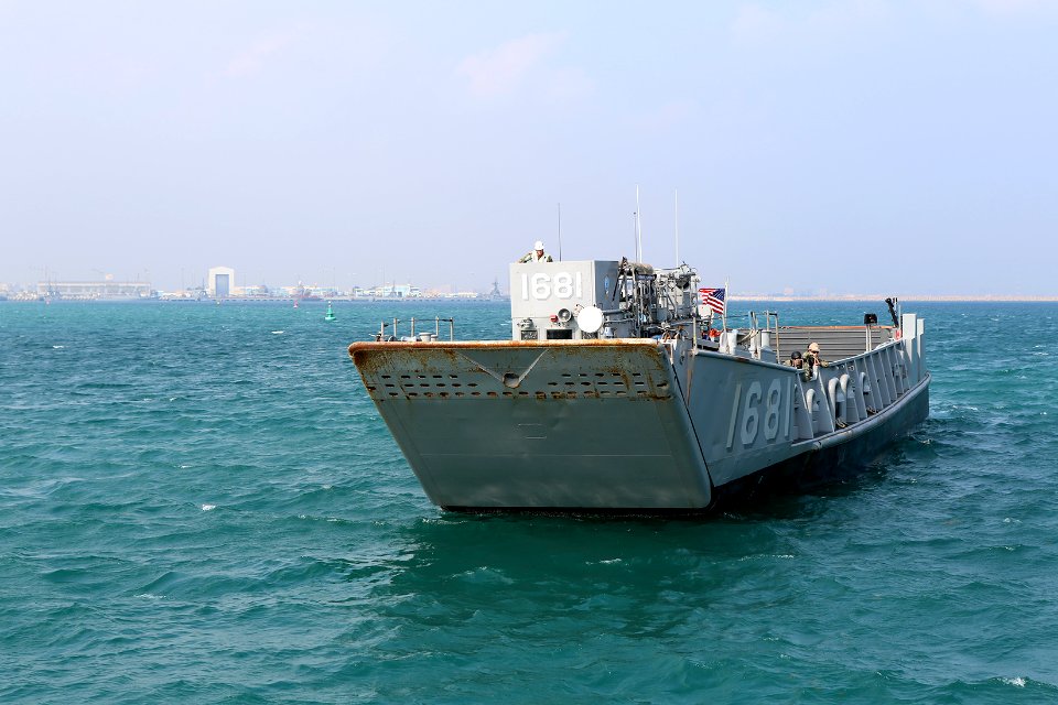 USS Comstock (LSD 45) 141217-M-RR352-011 (15463737654)
