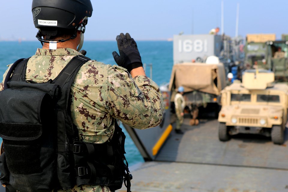 USS Comstock (LSD 45) 141217-M-RR352-137 (15898604728)