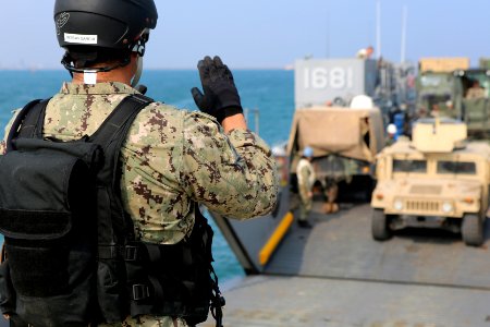 USS Comstock (LSD 45) 141217-M-RR352-137 (15898604728)