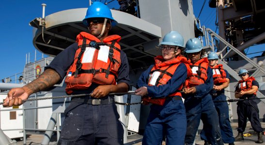 USS Comstock (LSD 45) 141120-N-CU914-031 (15243814344)