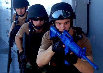US Navy 070702-N-6710M-022 Members of the visit, board, search and seizure (VBSS) team aboard USS Tortuga (LSD 46) demonstrate the proper weapons tactics for a group of embarked midshipman