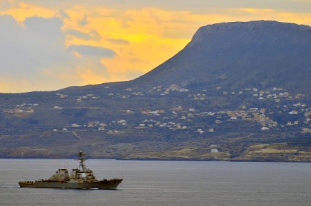 USS Cole approaches Souda Bay, Greece. (8199143175)