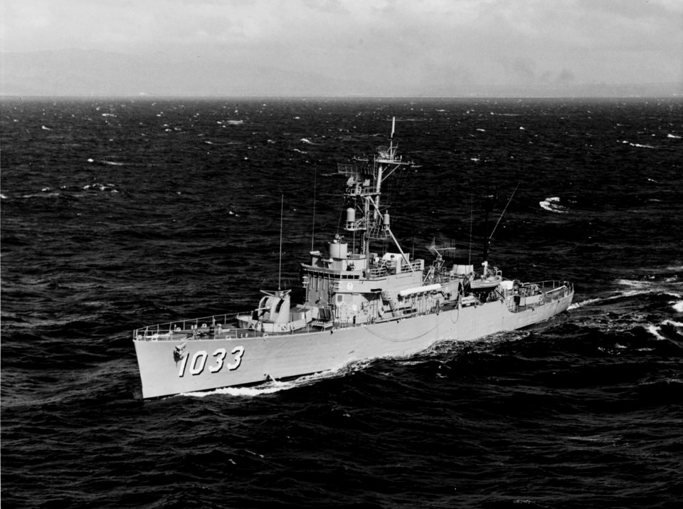 USS Claud Jones (DE-1033) underway off the coast of Oahu on 22 February 1971 (NH 107506)
