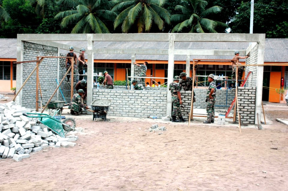 US Navy 070705-N-7783B-005 Naval Mobile Construction Battalion (NMCB) 7 and the Royal Malaysian Marine Engineers work together to complete a new school house at the Sekolah Kebangsaan Meraga Beris elementary school