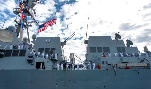 USS Chung-Hoon returns to Pearl Harbor 131001-N-IU636-090
