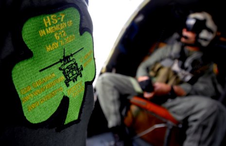 US Navy 070706-N-2984R-192 Air crewmen assigned to Anti-Submarine Helicopter Squadron (HS) 7 display the patch that was made in memory of the five Sailors that lost their lives in a tragic accident May 7, 2007