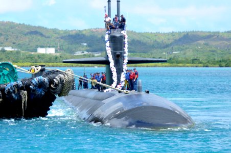 USS Chicago arrives at Apra Harbor. (8683114933)