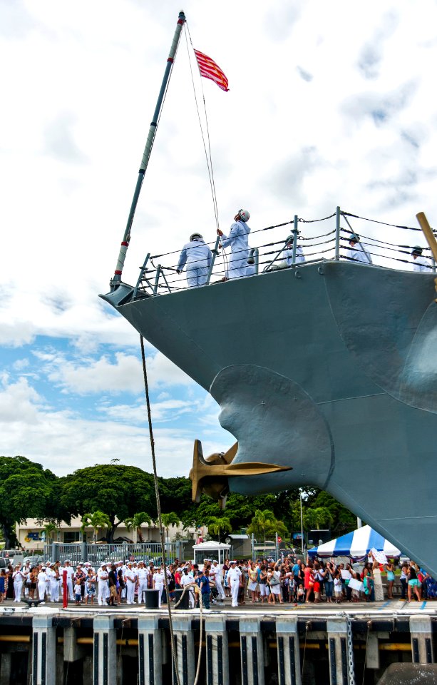 USS Chung-Hoon returns to Pearl Harbor 131001-N-IU636-311