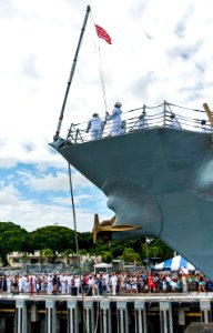USS Chung-Hoon returns to Pearl Harbor 131001-N-IU636-311