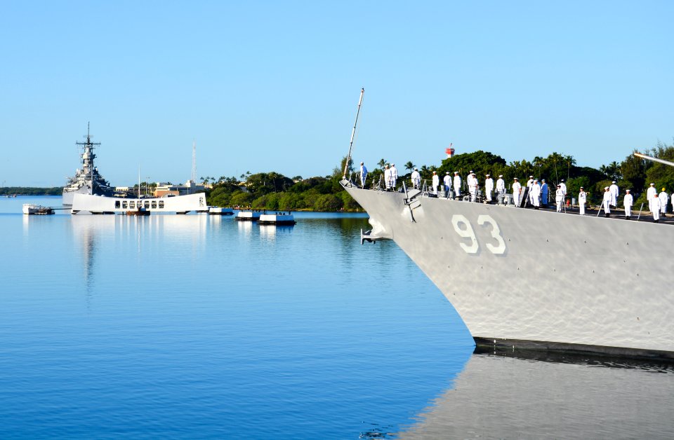 USS Chung-Hoon operations 141207-N-WX111-017