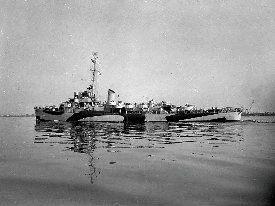 USS Clarence L. Evans (DE-113) underway off Philadelphia, Pennsylvania (USA), on 7 July 1944 (19-N-69250)