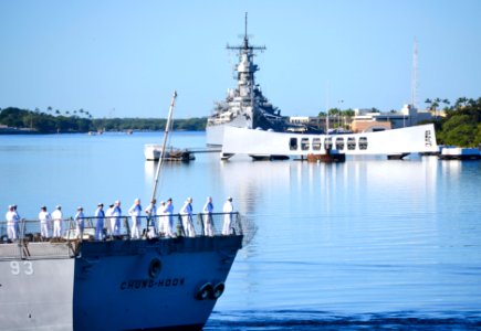 USS Chung-Hoon operations 141207-N-WX111-025