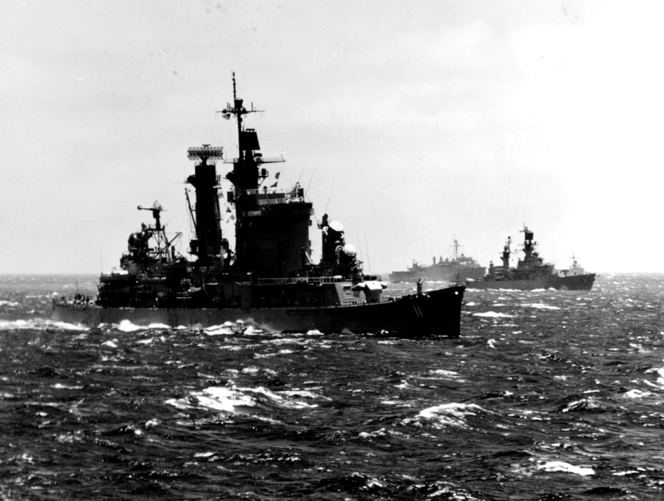 USS Chicago (CG-11), USS Sterett (DLG-31) and USS Fort Fisher (LSD-40) underway at sea on 26 June 1975 (K-109535)