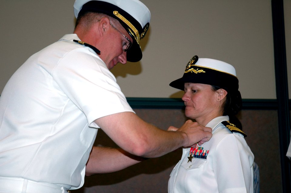 US Navy 070714-N-8102J-007 Cmdr. Kelly Nielsen receives the Bronze Star Medal from Cmdr. Joseph Sweeney, commanding officer of Naval Air Systems Command 0466 Det. A