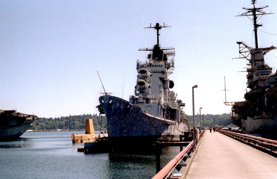 USS Chicago (CG-11) laid up at the Puget Sound Naval Shipyard, 25 January 1990 (6450775)