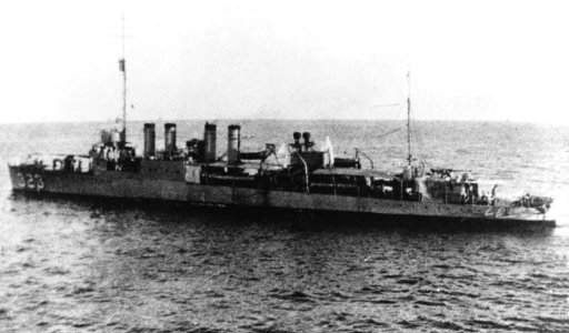 USS Chase (DD-323) underway at sea during the 1920s (NH 78140)