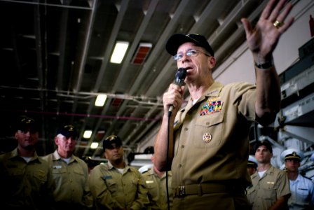 US Navy 070719-N-0696M-153 Chief of Naval Operations (CNO) Adm. Mike Mullen speaks with Sailors assigned to amphibious assault ship USS Tarawa (LHA 1)