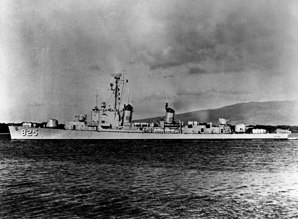 USS Carpenter (DDE-825) underway, circa in the late 1950s (NH 91906)