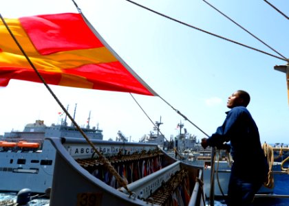 USS Carter Hall replenishes at sea. (8672085375)