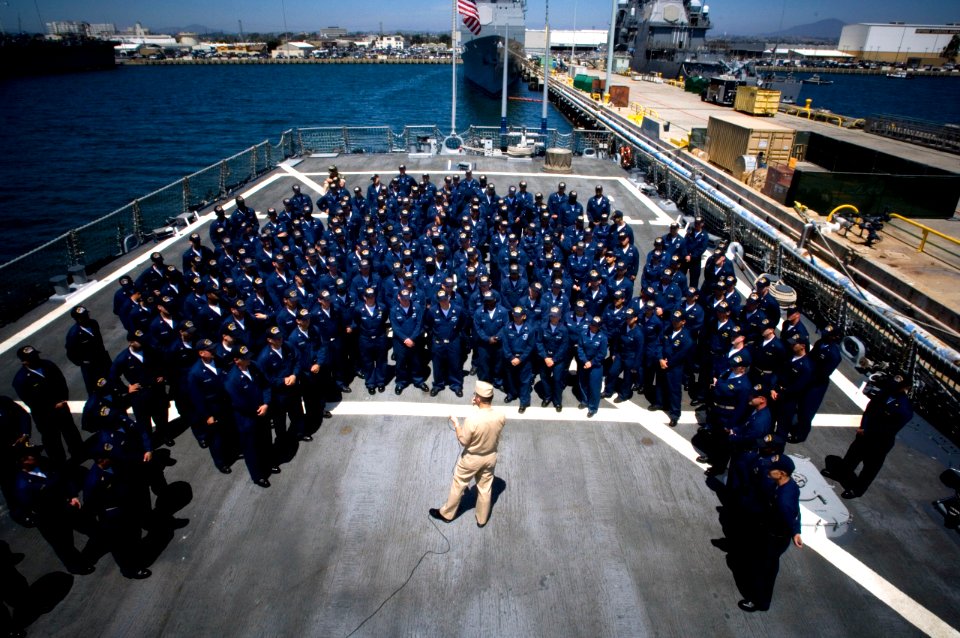 US Navy 070719-N-0696M-511 Chief of Naval Operations (CNO) Adm. Mike Mullen speaks with Sailors assigned to guided-missile destroyer USS Decatur (DDG 73)