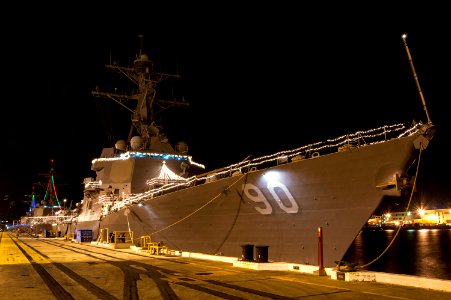 USS Chafee displays holiday lights 141223-N-IU636-005