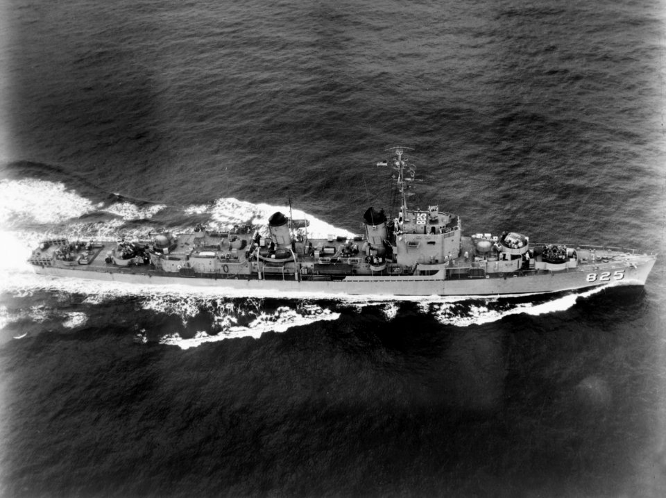 USS Carpenter (DDE-825) underway on 25 January 1952 (24746495)