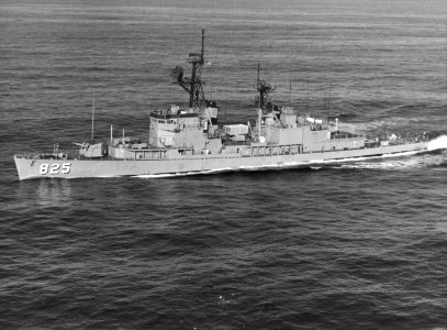 USS Carpenter (DD-825) underway off the coast of San Diego, in February 1976 (NH 107128)
