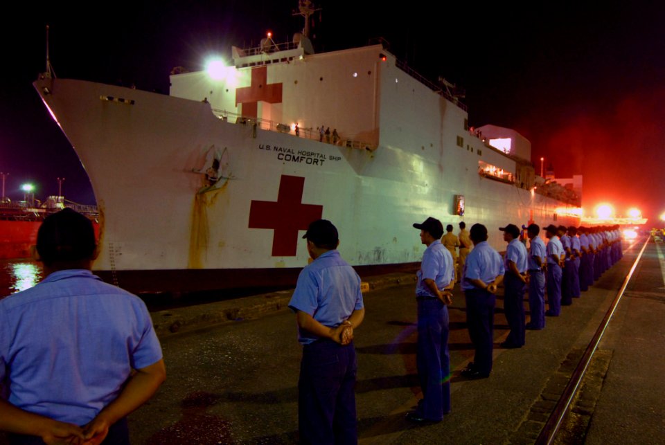 US Navy 070725-N-8704K-122 El Salvador navy sailors stand at parade rest as Military Sealift Command hospital ship USNS Comfort (T-AH 20) pulls into Acajutla, El Salvador