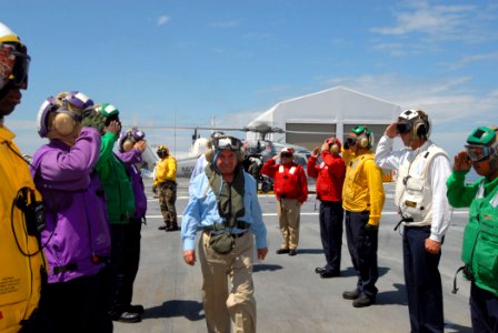 US Navy 070723-N-8704K-007 Nicaraguan Vice President Jaime Morales is honored with salutes by sideboys upon arrival for a visit to Military Sealift Command hospital ship USNS Comfort (T-AH 20)
