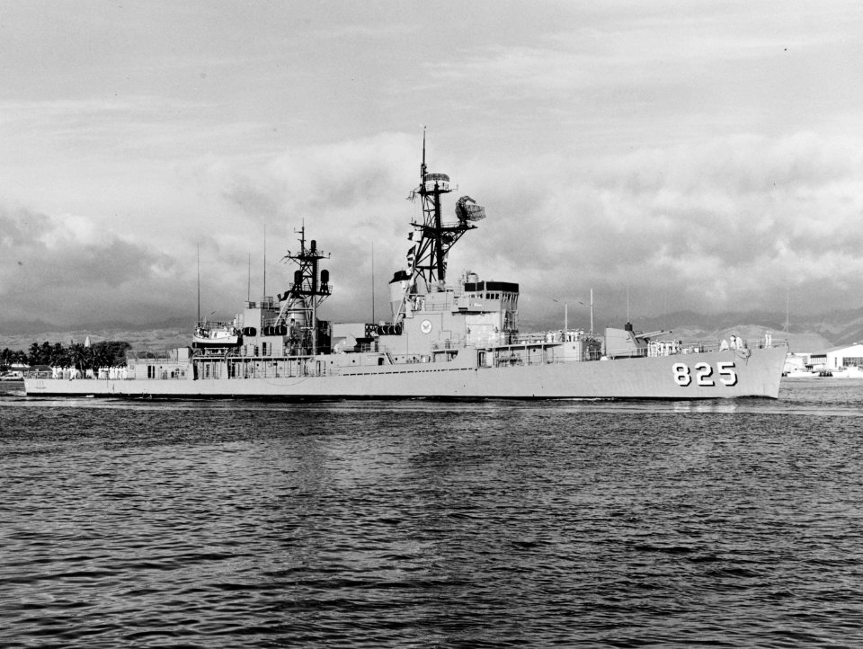 USS Carpenter (DD-825) leaving Pearl Harbor in December 1965