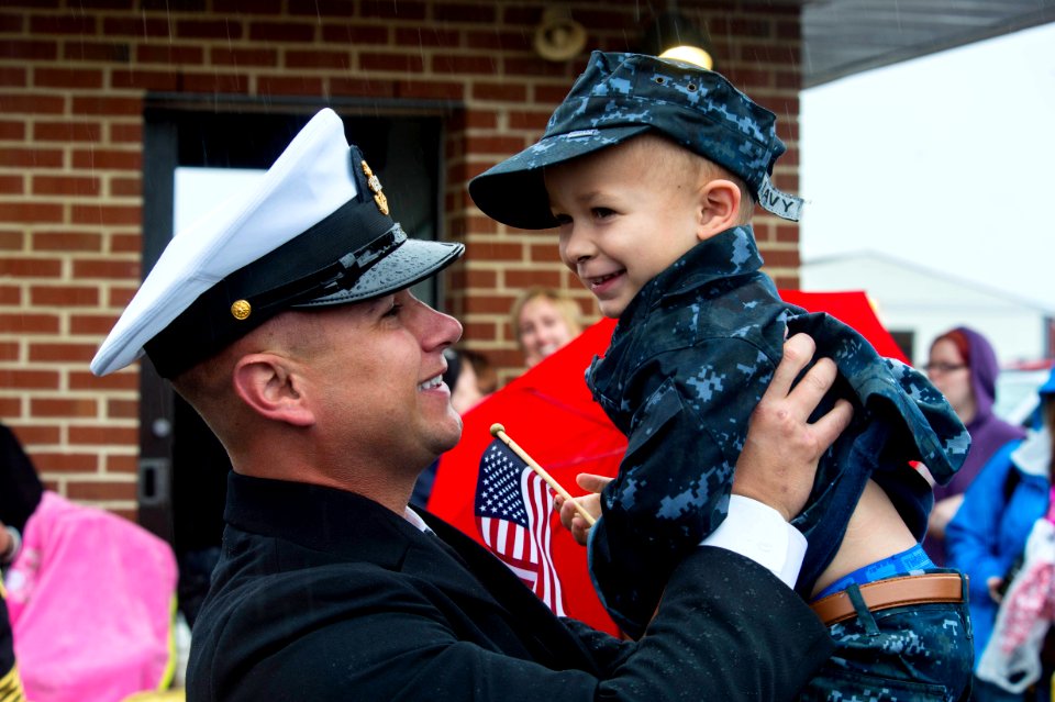 USS Carter Hall returns 131107-N-XK513-317