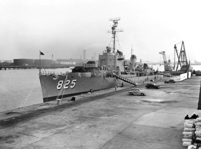 USS Carpenter (DDK-825) at the Norfolk Naval Shipyard, in December 1949 (NH 107287)