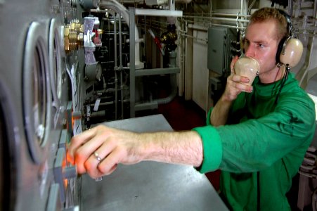 US Navy 070729-N-7883G-008 Aviation Boatswain's Mate (Equipment) 2nd Class Jack Renton, of Estacada, Ore., stands rotary watch for a bow catapult in USS Kitty Hawk (CV 63) number 2 catapult engine room
