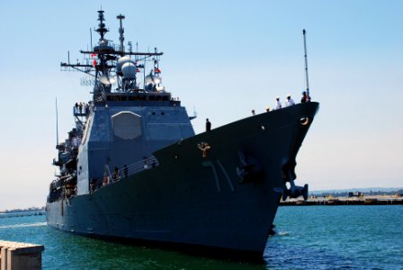 US Navy 070730-N-5207L-010 Guided-missile cruiser USS Cape St. George (CG 71) approaches her new homeport of Naval Base San Diego photo