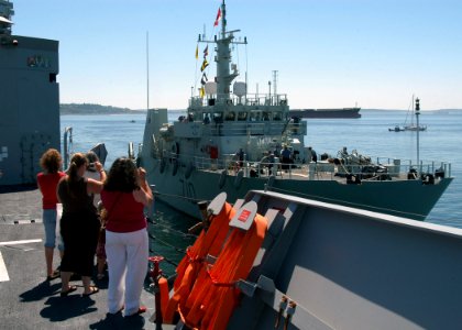 US Navy 070802-N-9860Y-004 Ship guests aboard USS Rentz (FFG 46) take pictures as HMCS Brandon (MM 710) prepares to moor at Pier 91 at the Port of Seattle